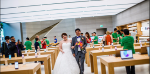 متجر آبل في سنغافورة يتحول إلى قاعة لحفلات الزفاف | بوابة الموبايلات