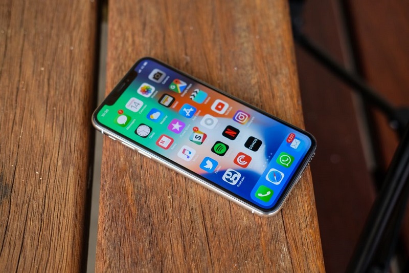صراع الشركات المطوّرة لهواتف أندرويد على نسخ شاشة iPhone X يشتعل