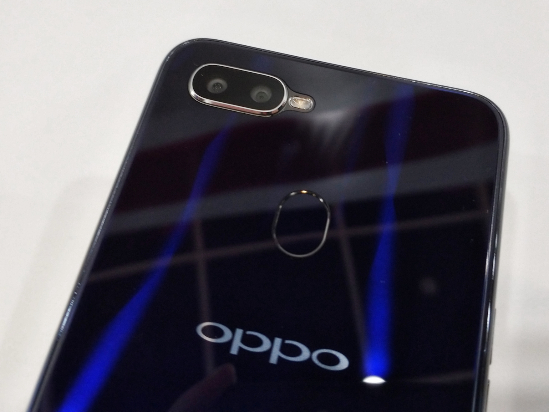 قارن بين آخر إصدارين من فئة Oppo F هاتف Oppo F7 وهاتف Oppo F9